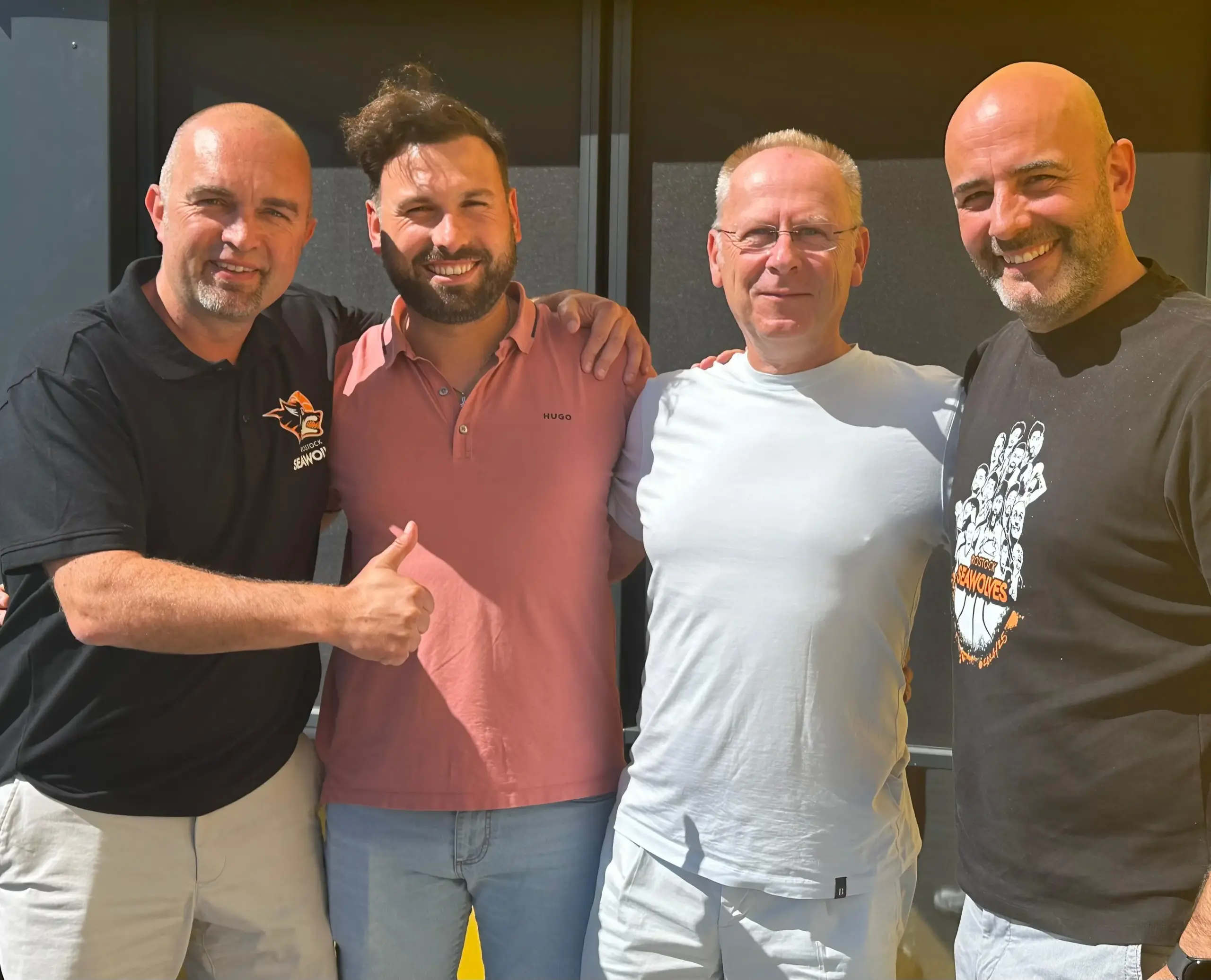 Sponsoring Verlängerung zwischen Sonnenexpert und Rostock Seawolves: v.l.n.r: André Jürgens, Vorsitzender Rostock Seawolves; Clemens Östreich, Geschäftsführer Sonnenexpert; Gunnar Geske, Inhaber Sonnenexpert; Ronny Susa, Head of Partnership Relations Rostock Seawolves
