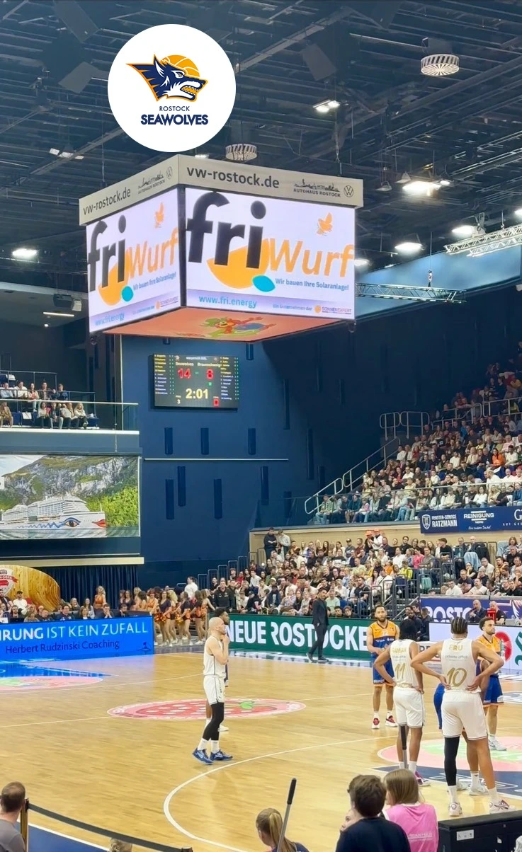 fri Wurf in der Stadthalle beim Spiel der Rostock Seawolfes - Der Freiwurf wird präsentiert von fri Energy