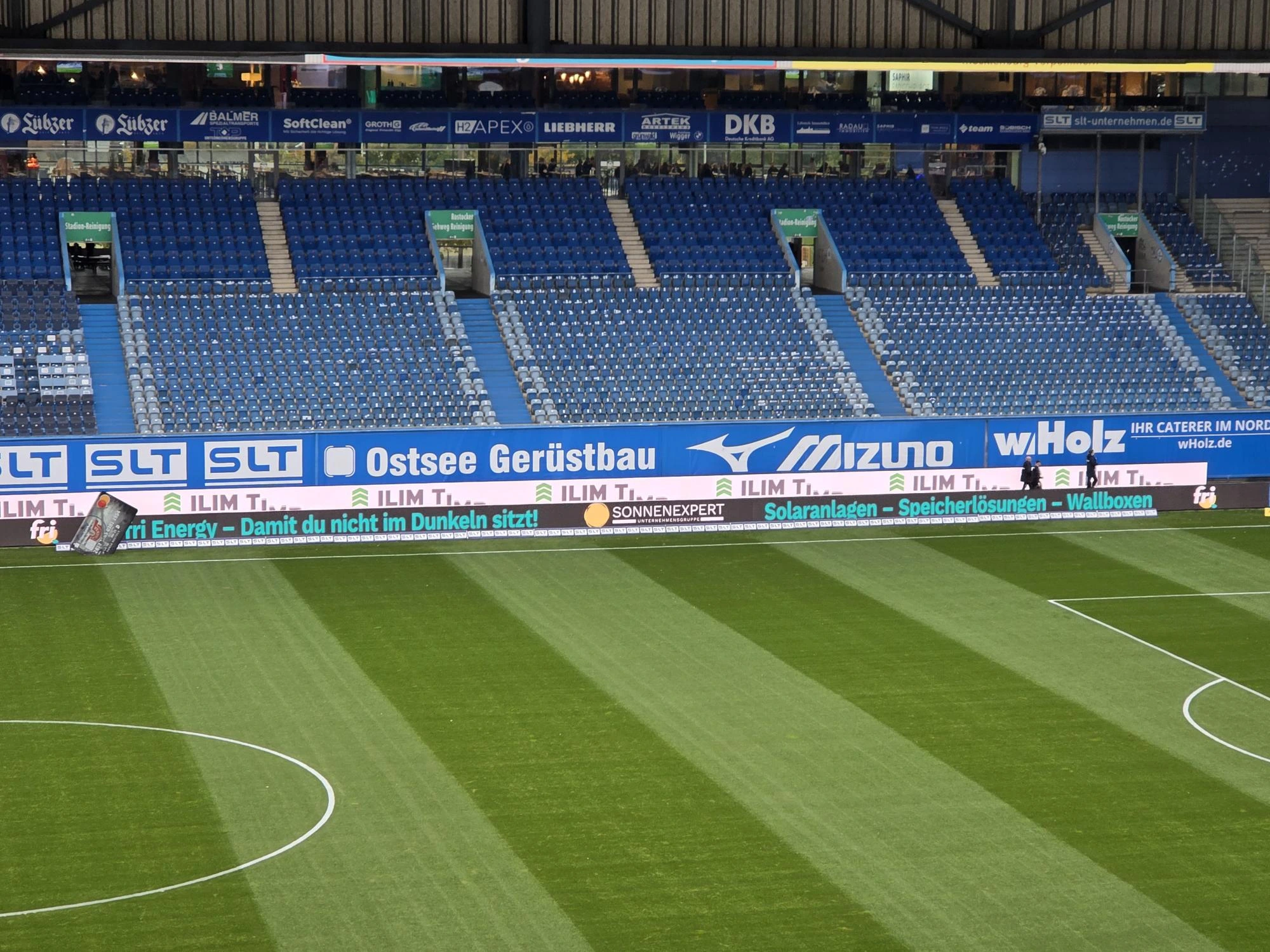 Bandenwerbung im Ostseestadion von fri Energy - ein Unternehmen der Sonnenexpert Unternehmensgruppe