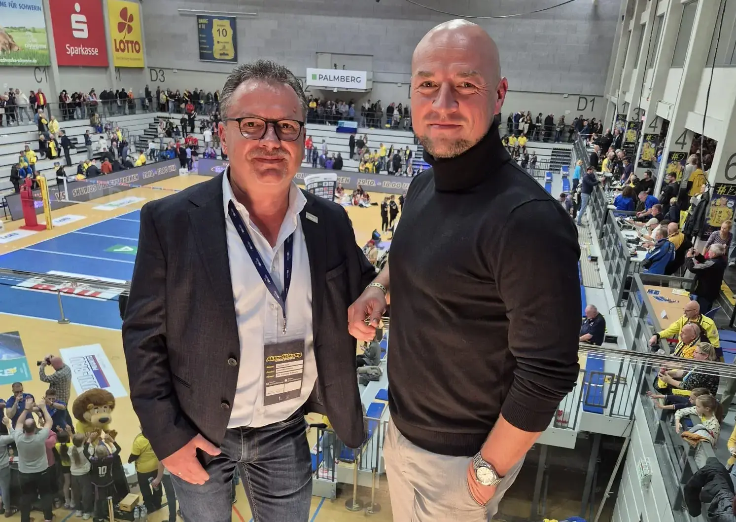 Geschäftsführer Thomas Otter (l.) von der SSC Sport- Marketing GmbH Schwerin und Geschäftsführer Philipp Schäfer von der Sonnenexpert Unternehmensgruppe