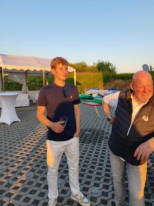 Felix Geske (l.) und Karsten Müller bei der Eröffnungsfeier am Unternehmensstandort der Sonnenexpert Unternehmensgruppe
