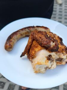 Frische Bratwurst vom Schlachter, dazu Hänchen vom Grill - ein Genuss...
