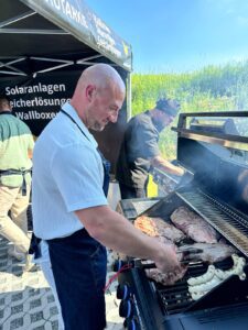 Philipp von fri Energy hatte sichtlich Spaß beim Grillen...
