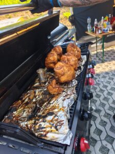 Es gab lecker Broiler, frisch vom Grill