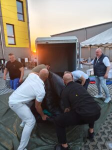 Mit vereinten Kräften wird die Hüpfburg abgebaut