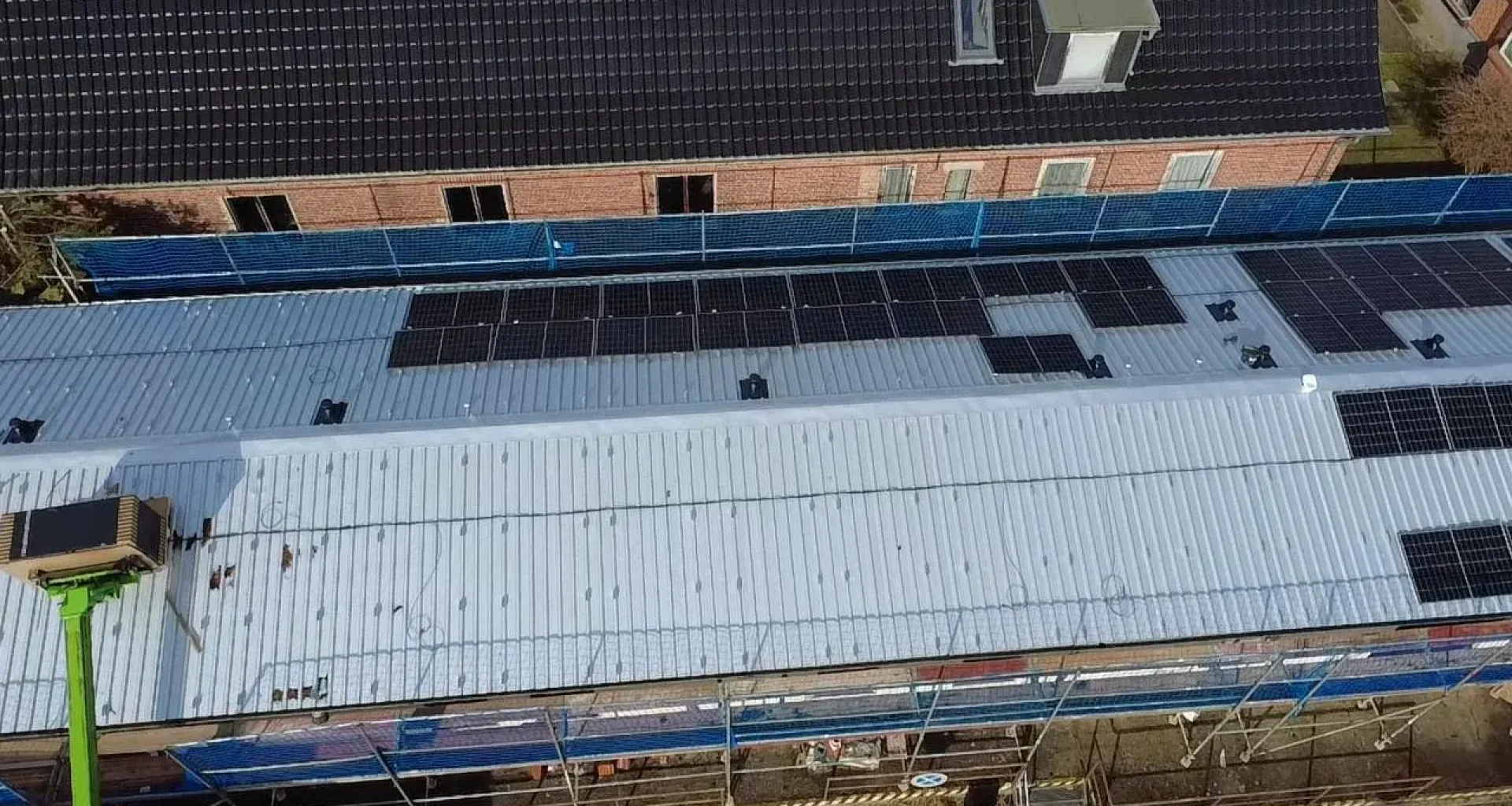 Komplette Dachsanierung mit Photovoltaikanlage in Neustrelitz - Dach mit Aufbau der Solaranlage