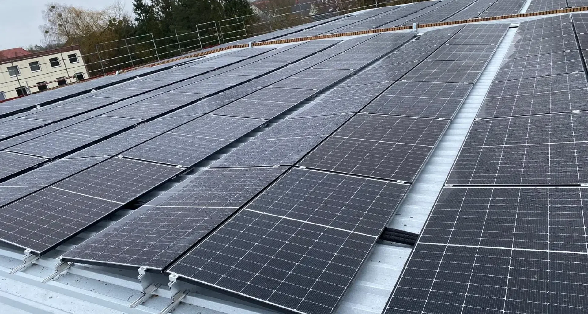 Komplette Dachsanierung mit Photovoltaikanlage in Neustrelitz - Dach mit Photovoltaikanlage