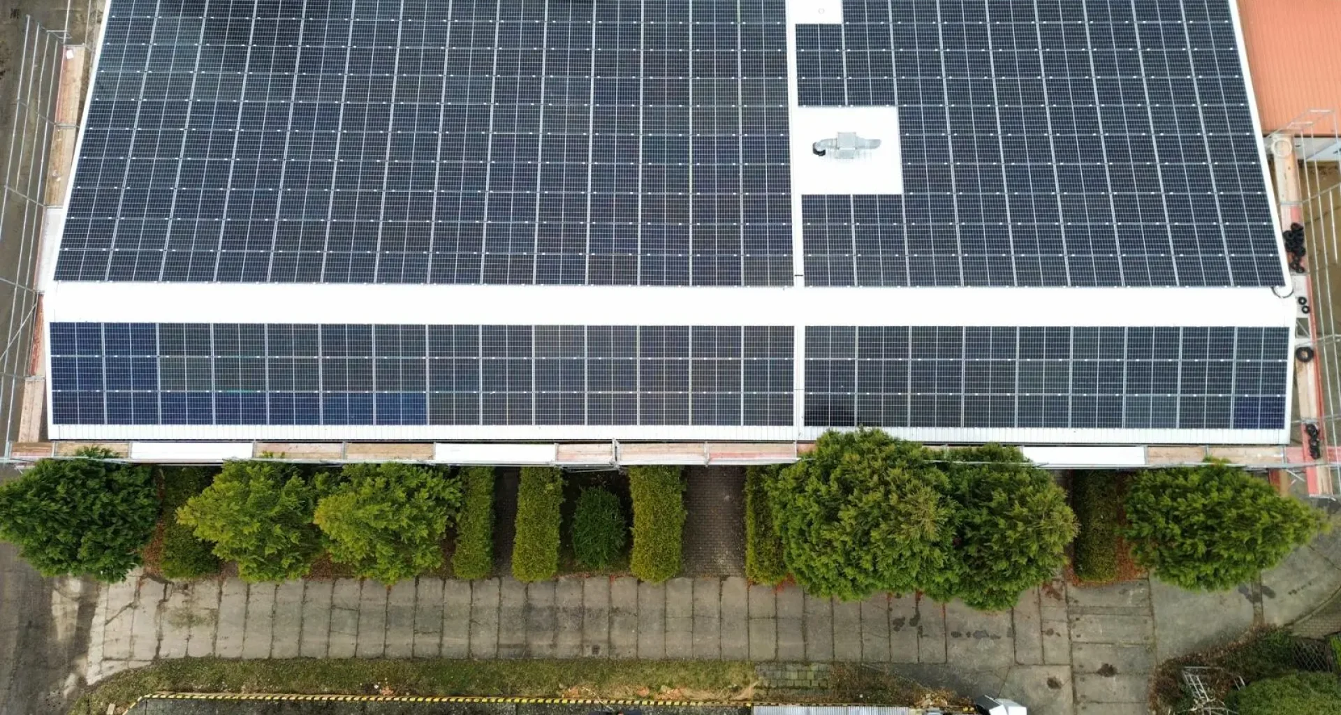 Komplette Dachsanierung mit Photovoltaikanlage in Neustrelitz - Dach mit Photovoltaikanlage